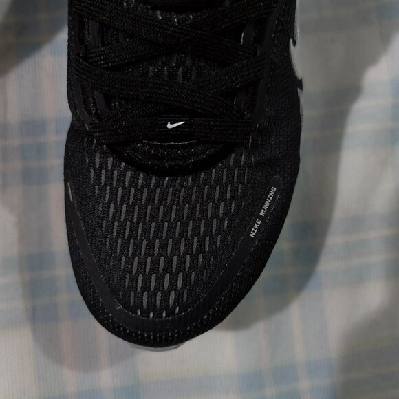 Nike Air Zoom Vomero 18 Road Running Shoes - Picture 4 of 8